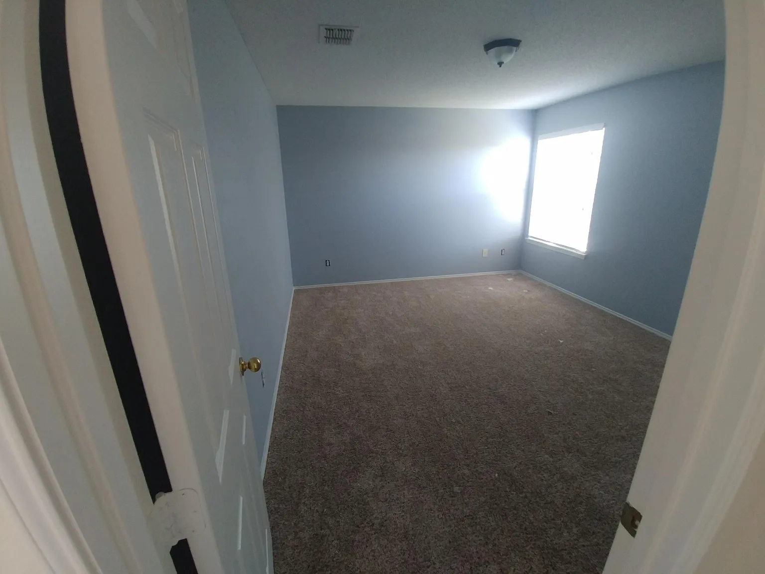 4 bed, 2.5 bath, 2649 sqft, $2,900 — Photo 2