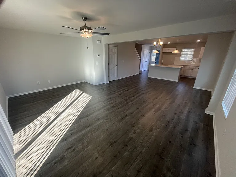 1001 Peony Ln — Photo 3