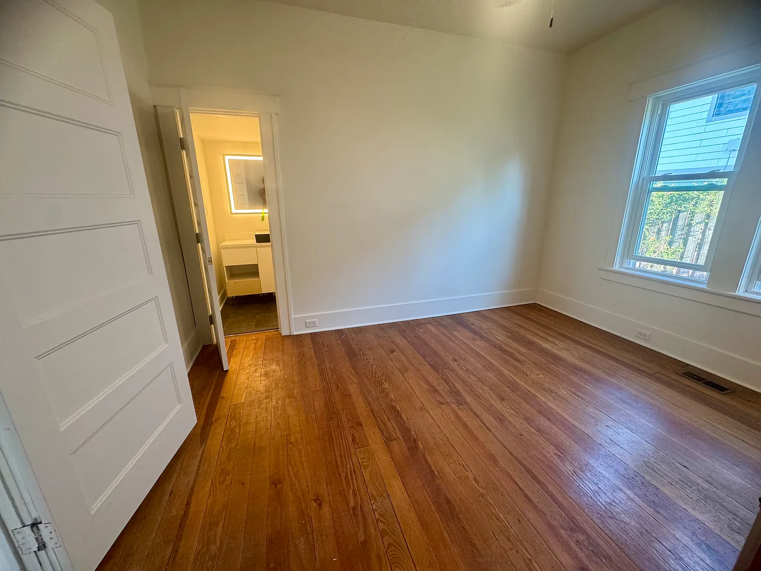 2 bed, 950 sqft, $2,200 — Photo 4