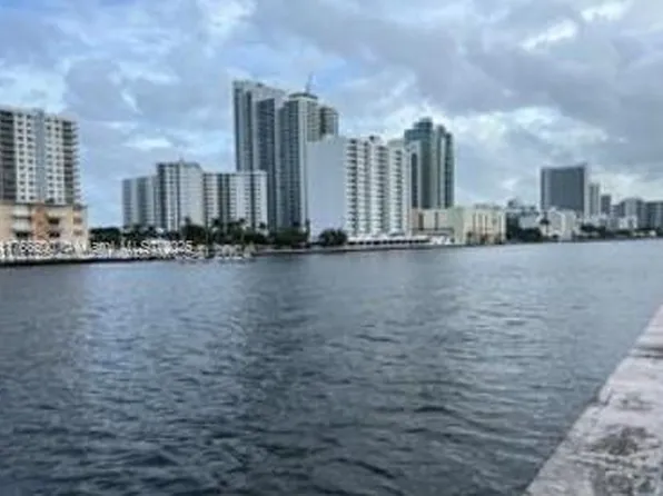 1000 Parkview Dr APT 304, Hallandale, FL 33009