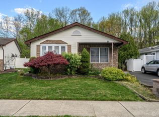 20 Parkview Way, Manalapan, NJ 07726