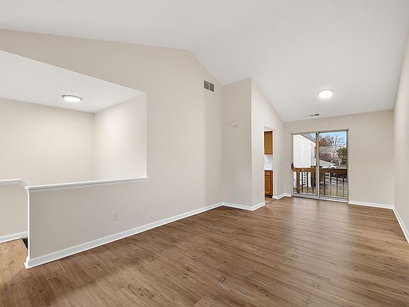 3rd image of 1651 Emerson Cir