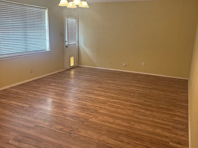 421 W South St — Photo 2