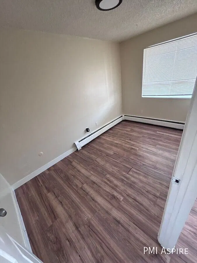 2-Bedroom Apartment in Aurora — Photo 2