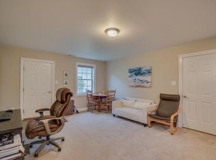 8374 Idylwood Rd, Vienna, VA 22182