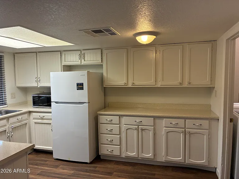 602 W Wickieup Ln — Photo 11