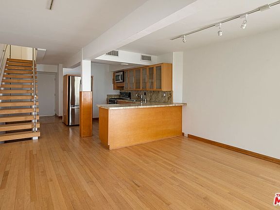 5th image of 2330 Silver Ridge Ave