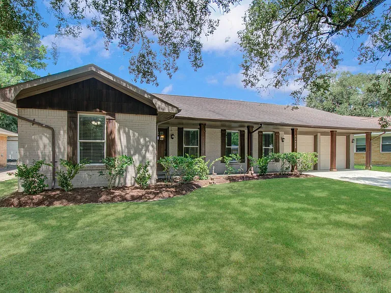 11422 Endicott Ln — Photo 2