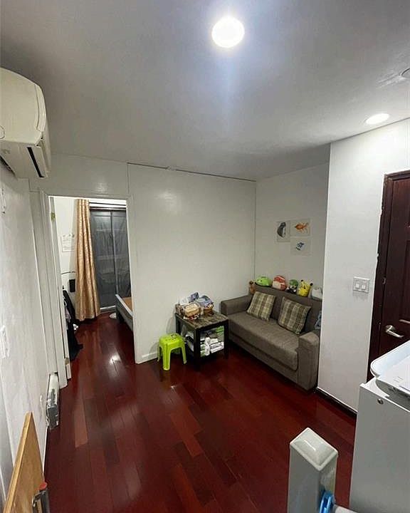 2nd image of 947 55th St APT 4B