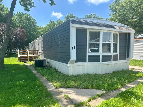 12 Avalon Ln, Hastings, NE 68901