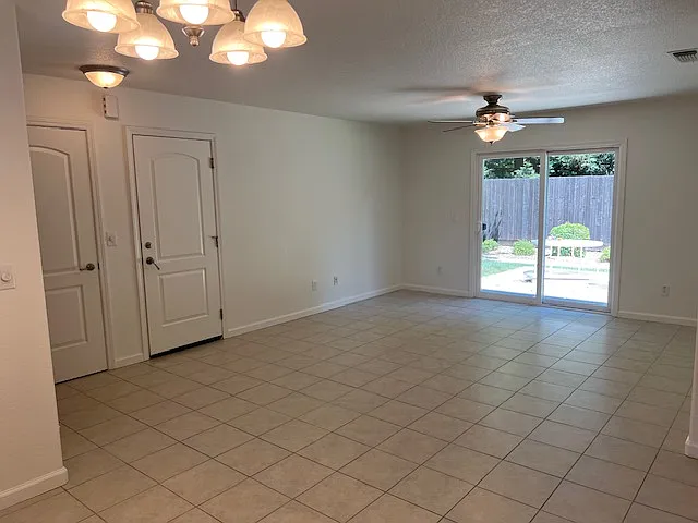 3 bed, 1185 sqft, $3,250 — Photo 3