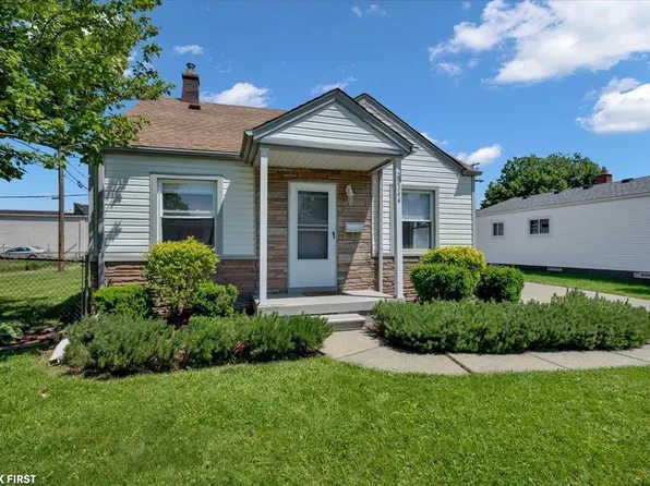 29344 Taylor St, Saint Clair Shores, MI 48081