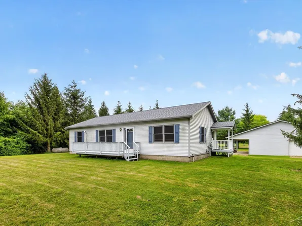 9280 Lakeshore Rd, Port Austin, MI 48467