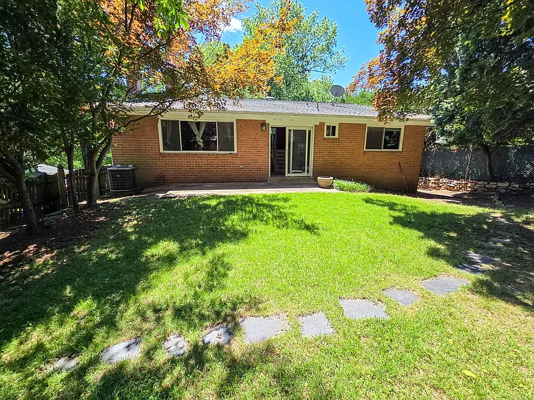 305 Hillsboro Dr — Photo 36