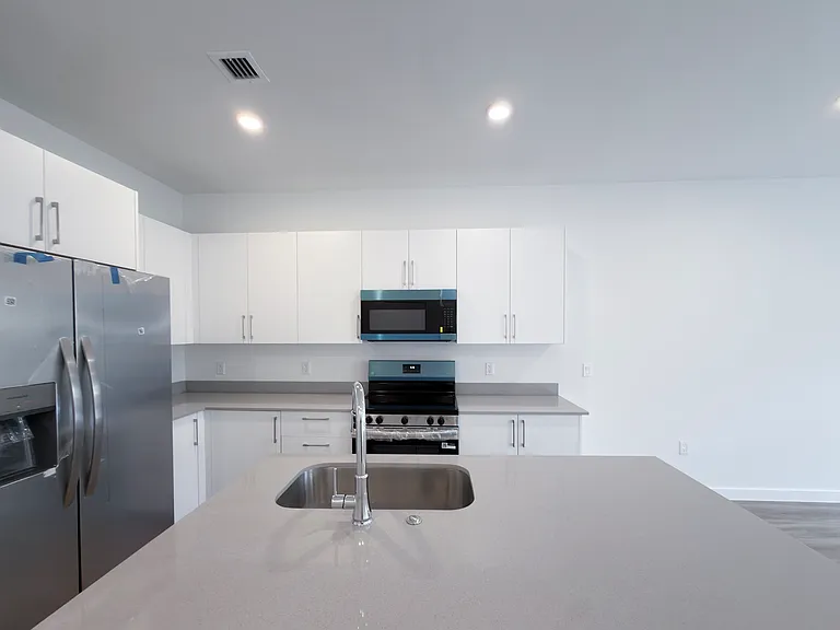 122 NW 10th Pl — Photo 9