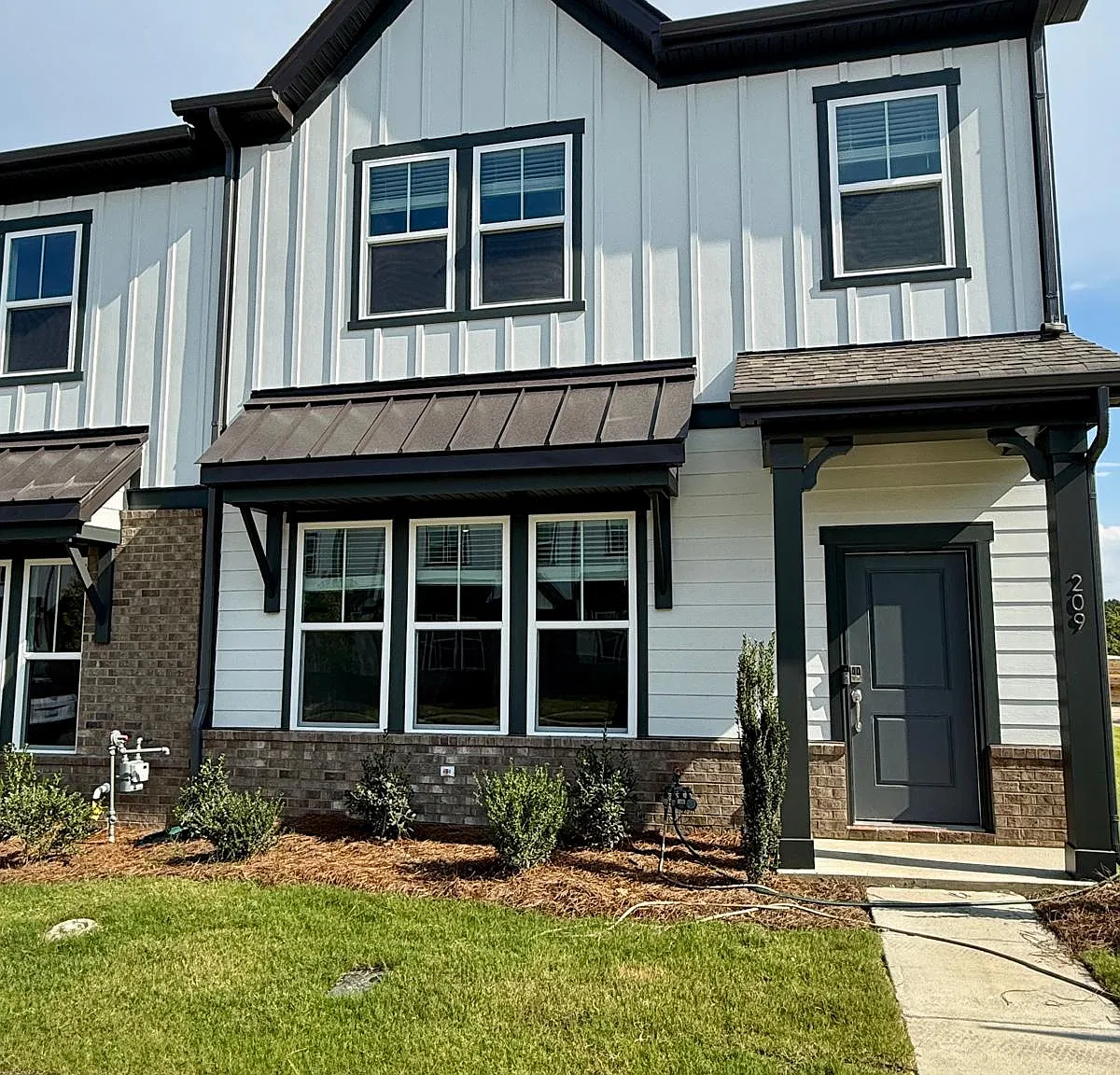 3 bed, 2.5 bath, 1952 sqft, $2,395 — Photo 1