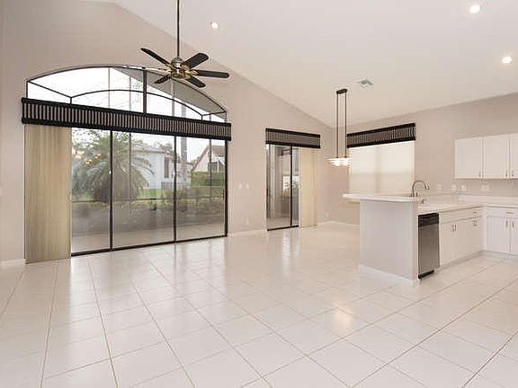 4th image of 10103 Lexington Cir N