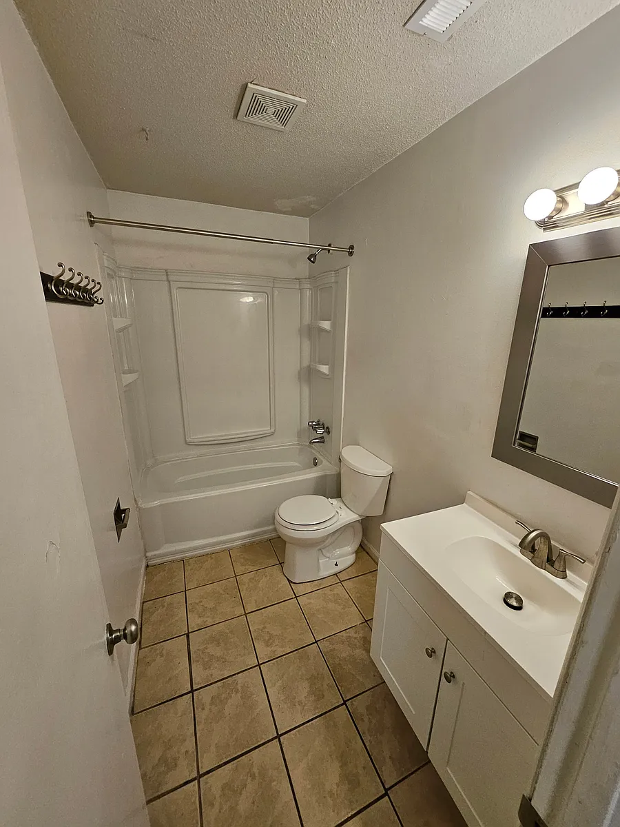 Building Photo - 2821 Club Plaza Rd #F