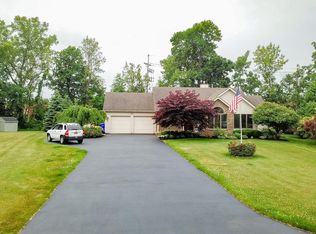 907 Meadow Ridge Ln, Webster, NY 14580