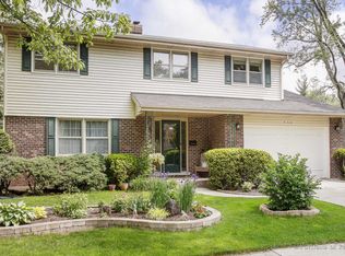 566 Dorset Ave, Glen Ellyn, IL 60137