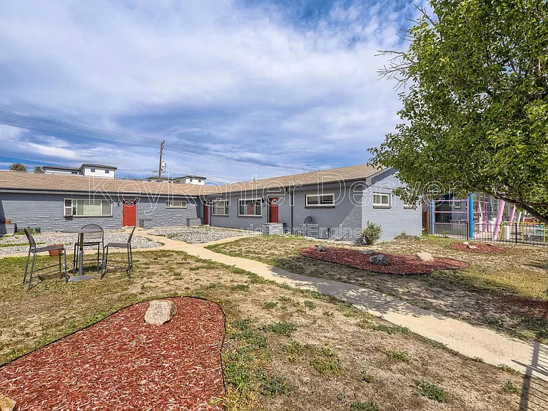 219 S Holly St — Photo 11