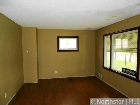 3rd image of 77 Hoyt Ave W