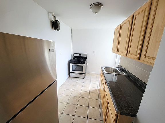 3rd image of 2228 Amsterdam Ave APT 6F