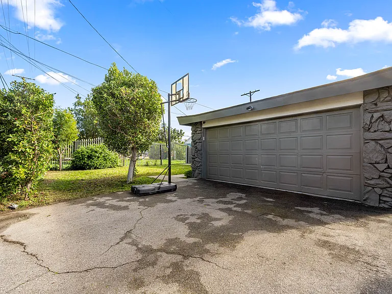 14034 Valerio St — Photo 41
