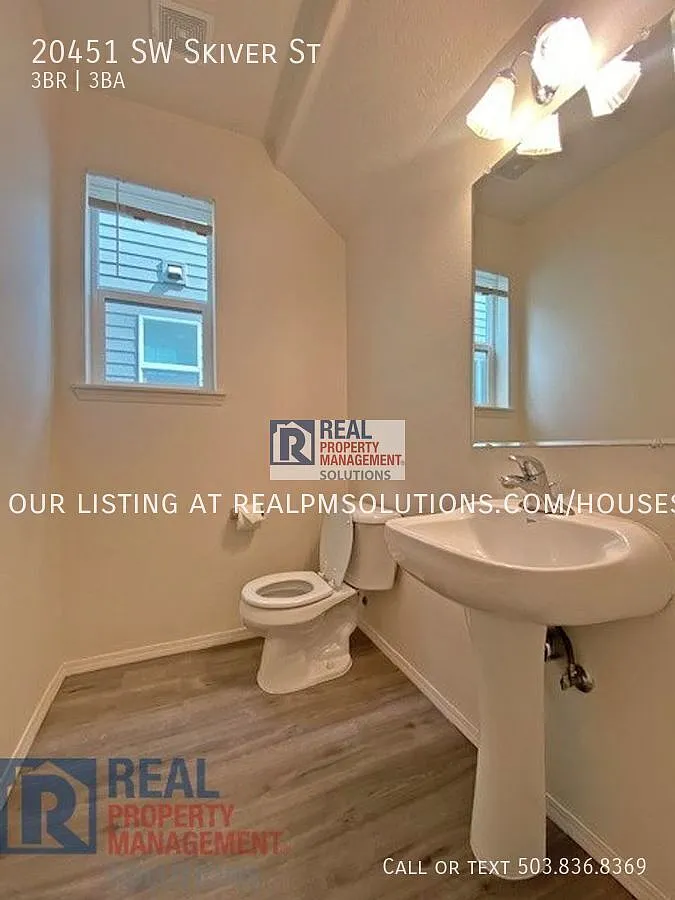 Desirable Two-Story Detached Home in Aloha! — Photo 4