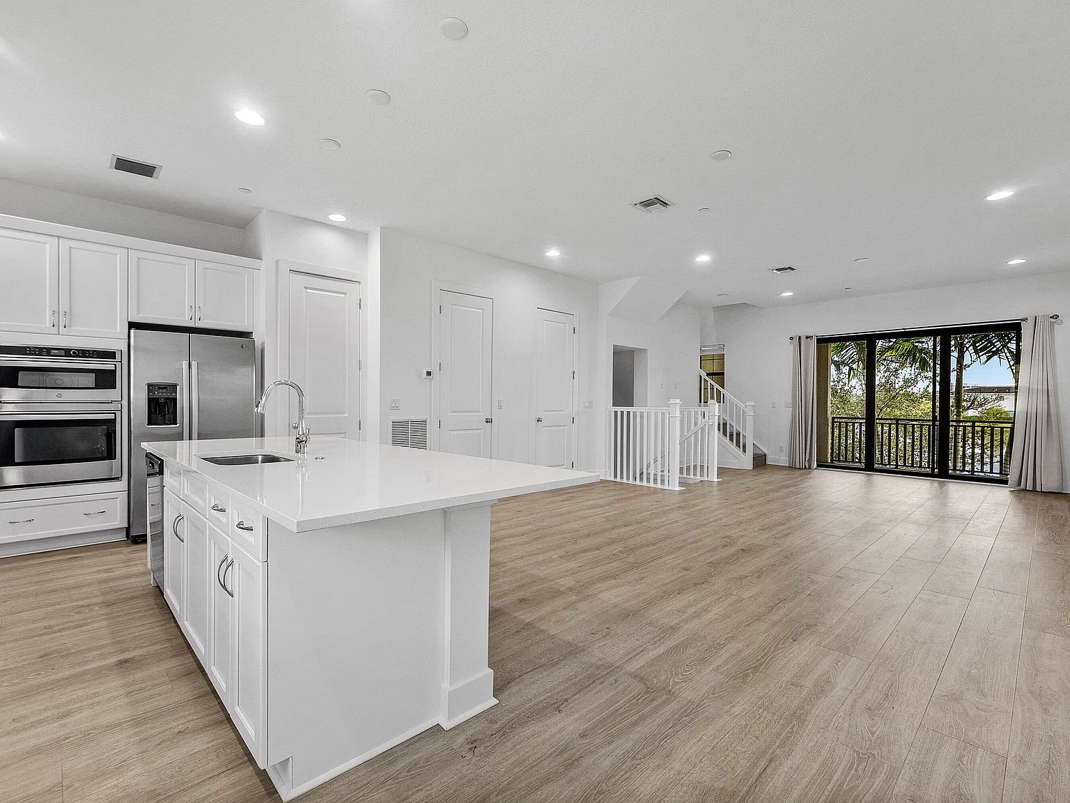 3 bed, 3.5 bath, 2252 sqft, $5,900 — Photo 3