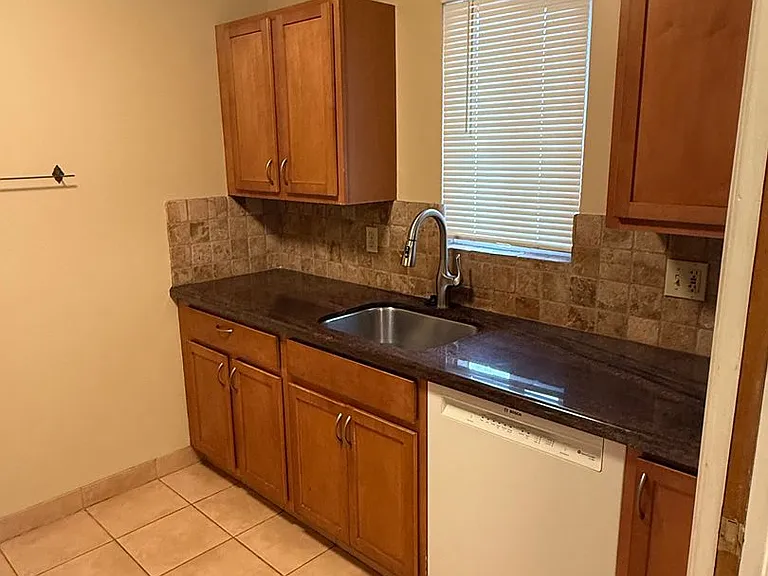 723 Menlo Ave — Photo 7