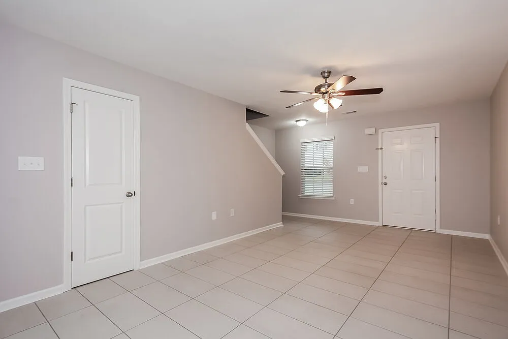 3 bed, 2.5 bath, 1890 sqft, $2,075 — Photo 4