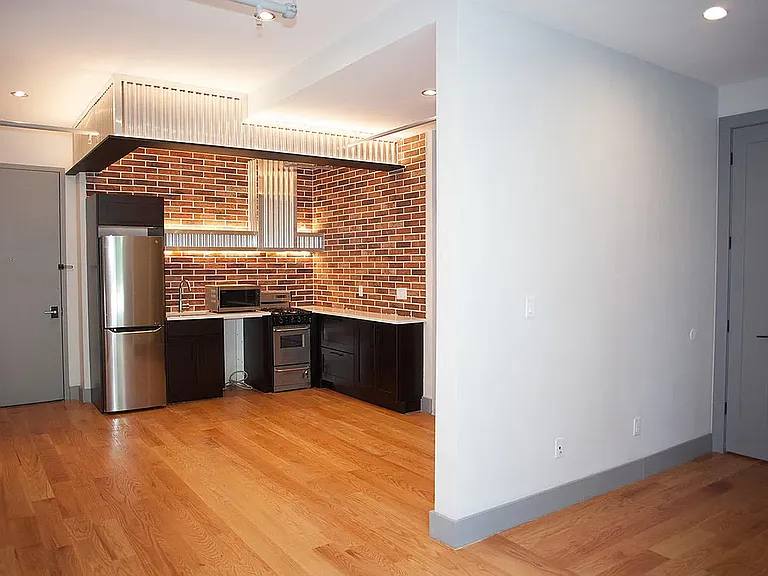 18 Stanhope St #1A — Photo 1