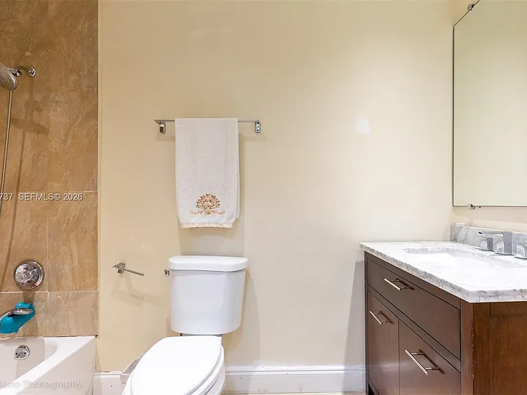 437 Holiday Dr — Photo 25