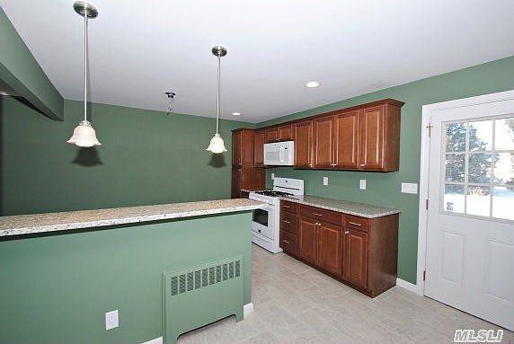 5th image of 32 Woodbine Dr S