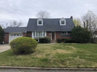 10 Stager Ln, Commack, NY 11725
