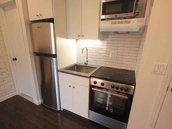 5th image of 78 Washington Pl APT 35