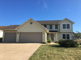 4453 Palm Dr, Bettendorf, IA 52722