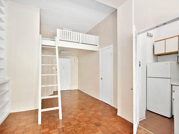 3rd image of 140 W 69th St APT 23A