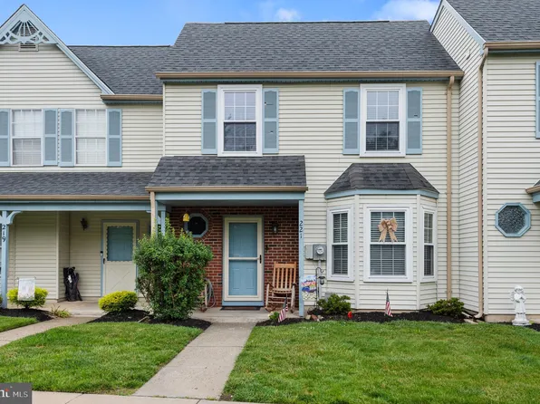 221 Knoll Dr, Blackwood, NJ 08012