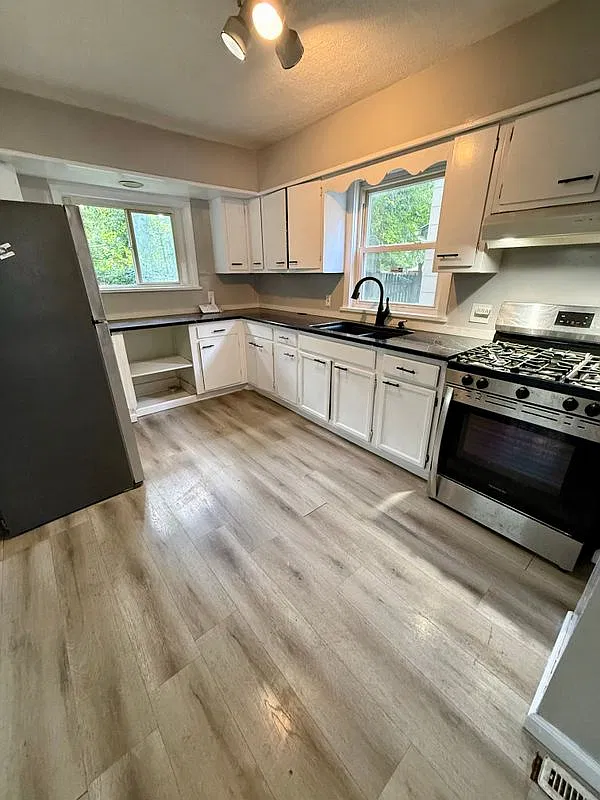3 bed, 1.0 bath, 938 sqft, $1,700 — Photo 1