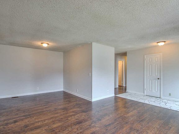 3rd image of 137 Islandia Dr