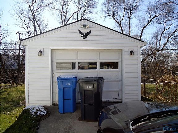 3rd image of 713 Custer Dr
