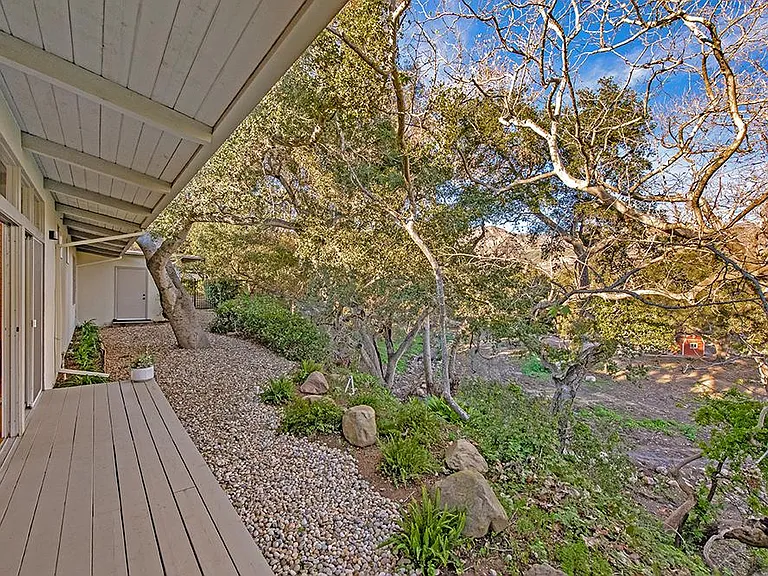 1211 E Valley Rd — Photo 8