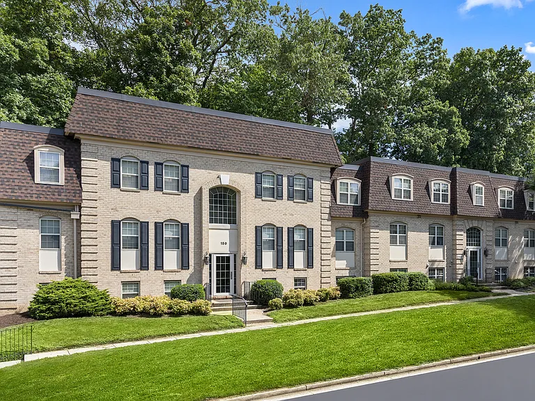 Versailles Apartments — Photo 25