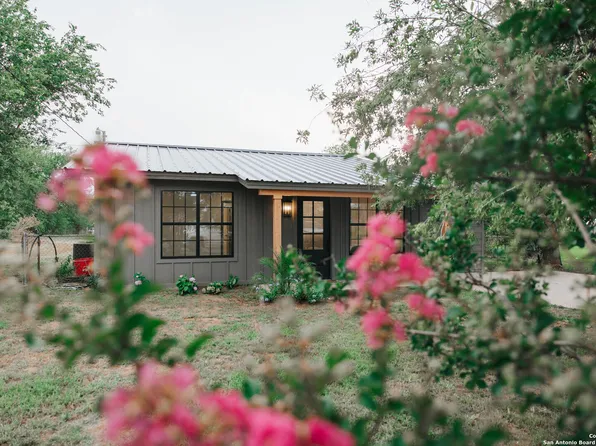 482 S Edwards, Charlotte, TX 78011