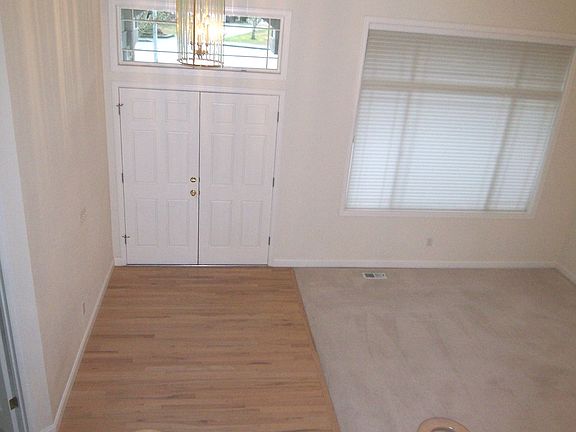 Entry w/Hardwood Floors