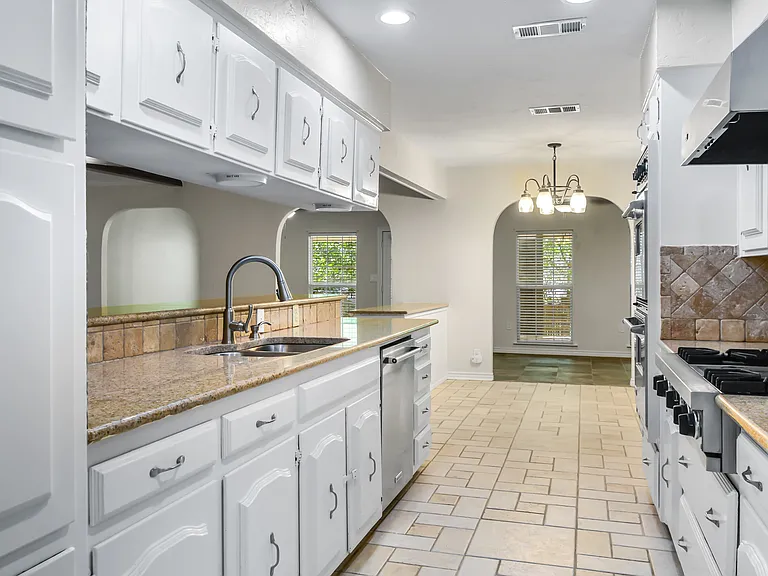 613 Overland Trl — Photo 13