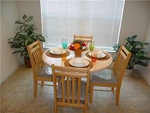 WP4P8114FPW-breakfast-nook