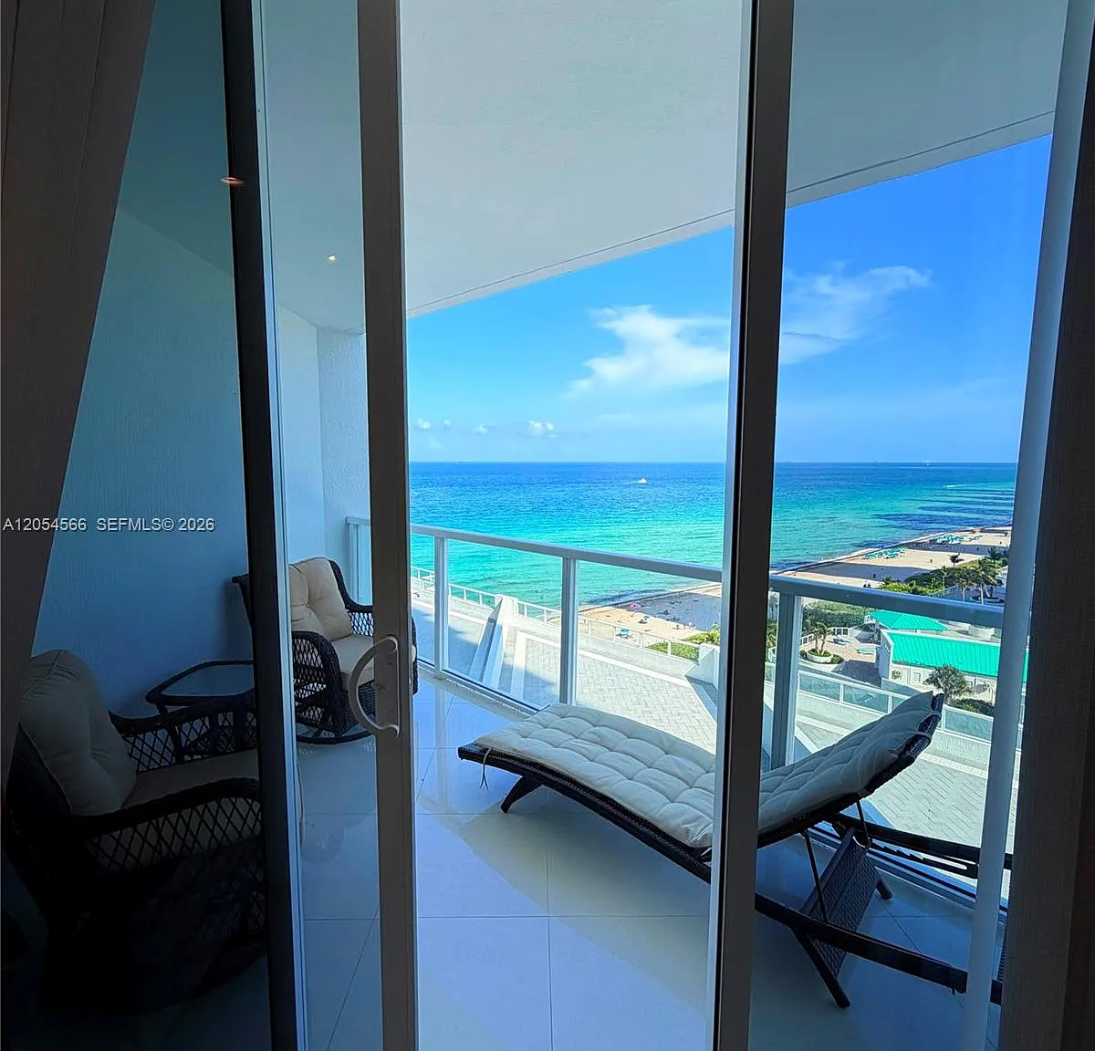 La Perla Condo — Photo 1